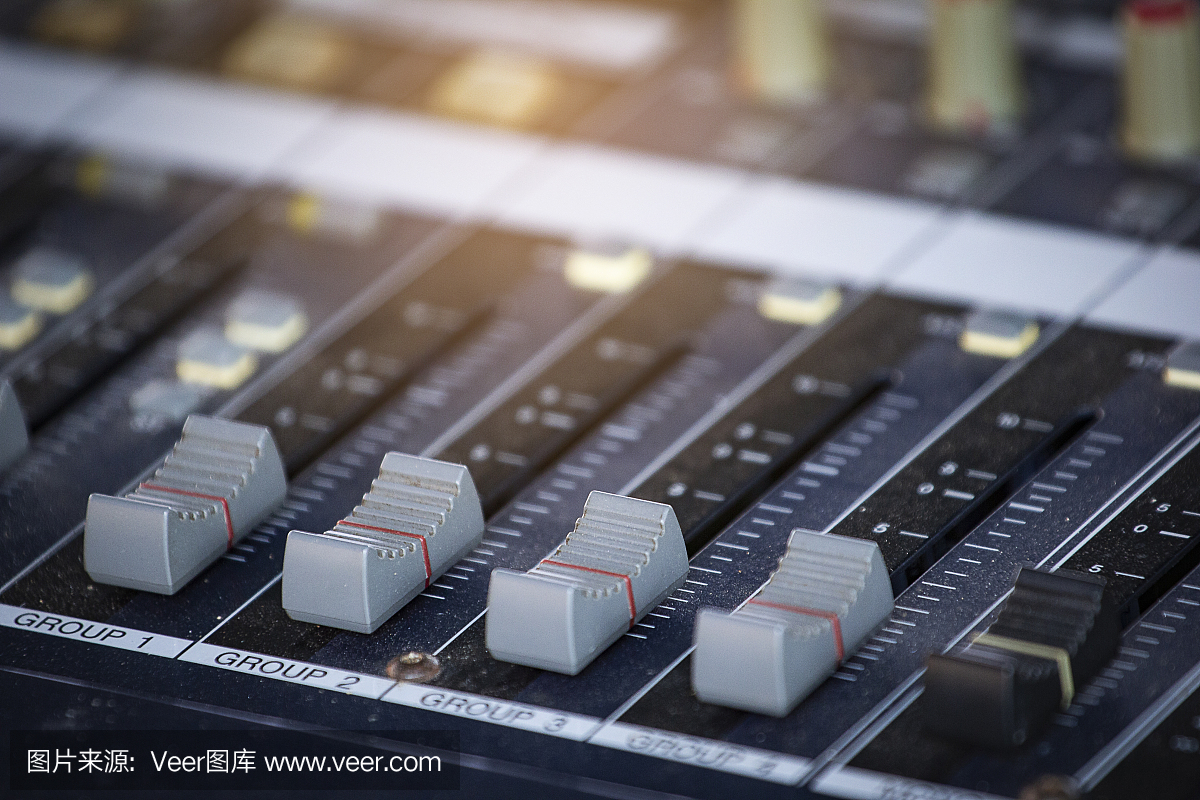 幻燈片調(diào)節(jié)音頻混音器的音量。工作室錄音設備