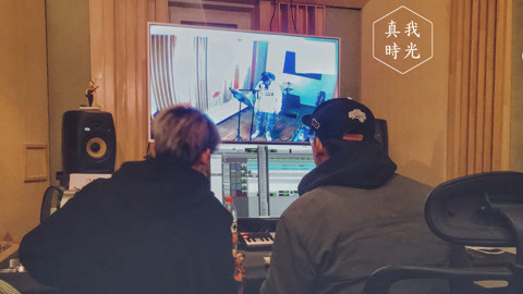 《神的孩子》錄音制作特輯|首次進棚面臨考驗,一起體驗?zāi)缓蠊适? />
</span>
<span id=